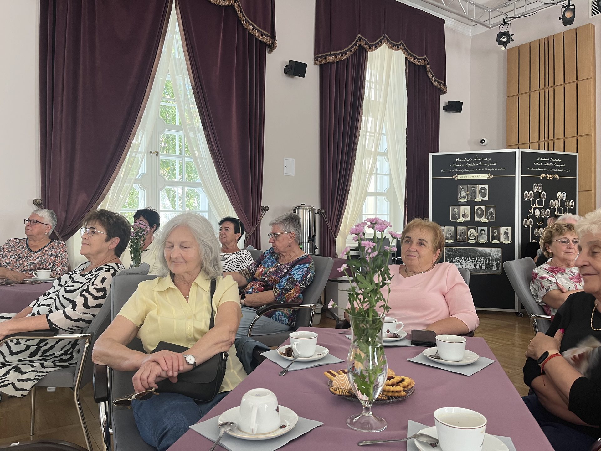Seniorzy podczas zajęć „Salonowe opowieści” w Kozłówce