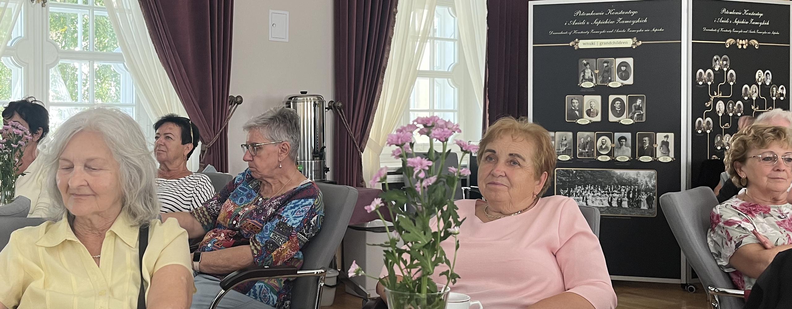 Seniorki podczas zajęć „Salonowe opowieści” w Kozłówce