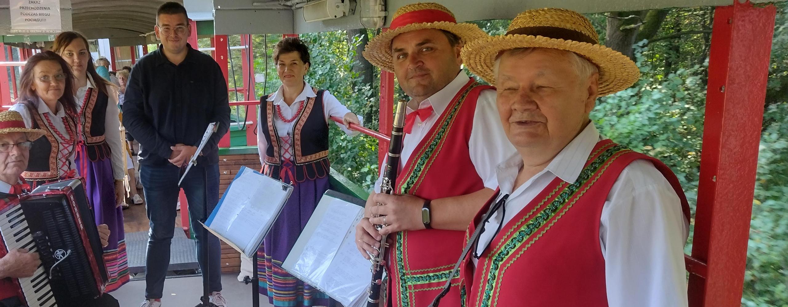 Kapela ludowa w strojach regionalnych podczas pikniku w Polanówce