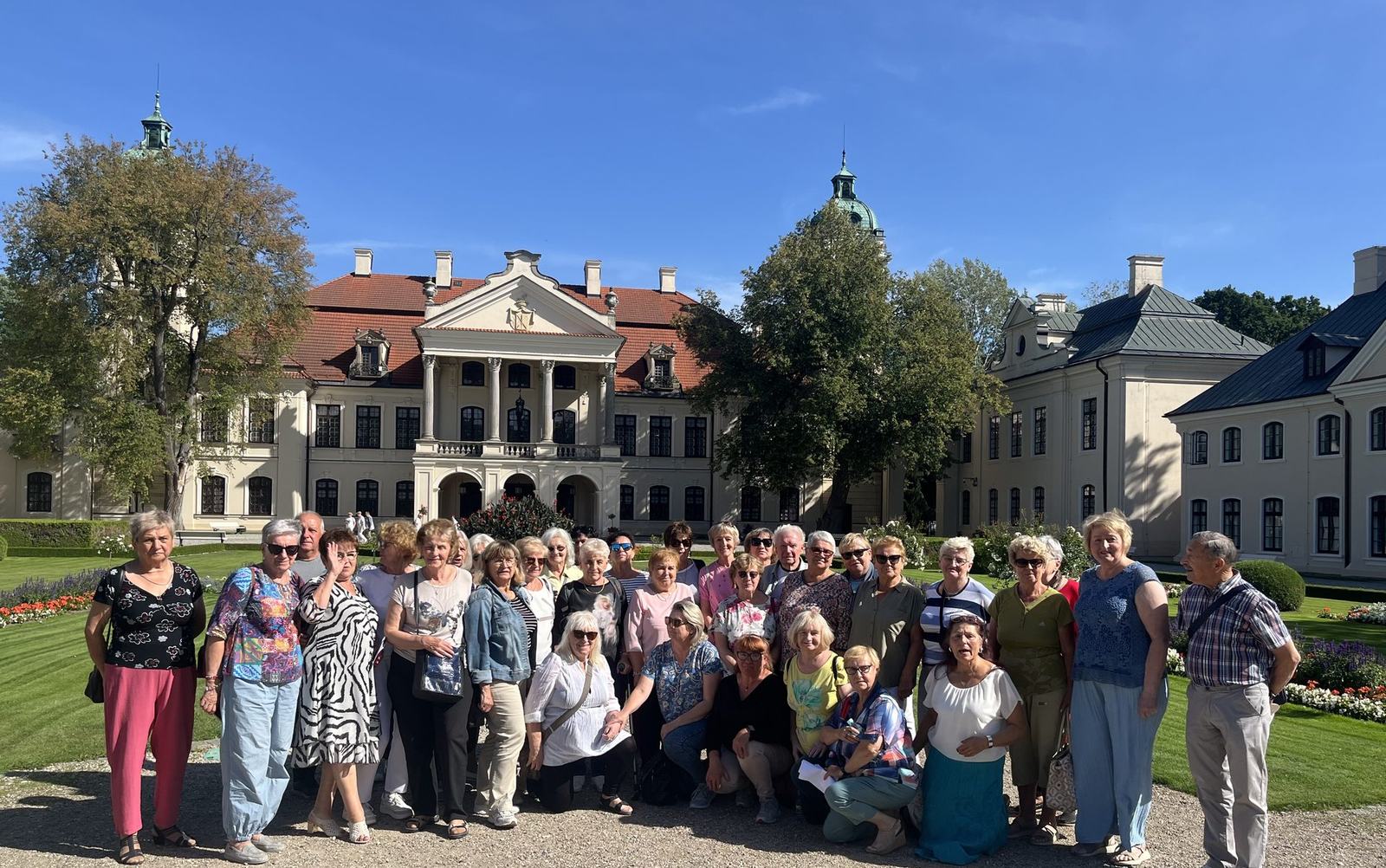 Uczestnicy wycieczki przed pałacem w Kozłówce
