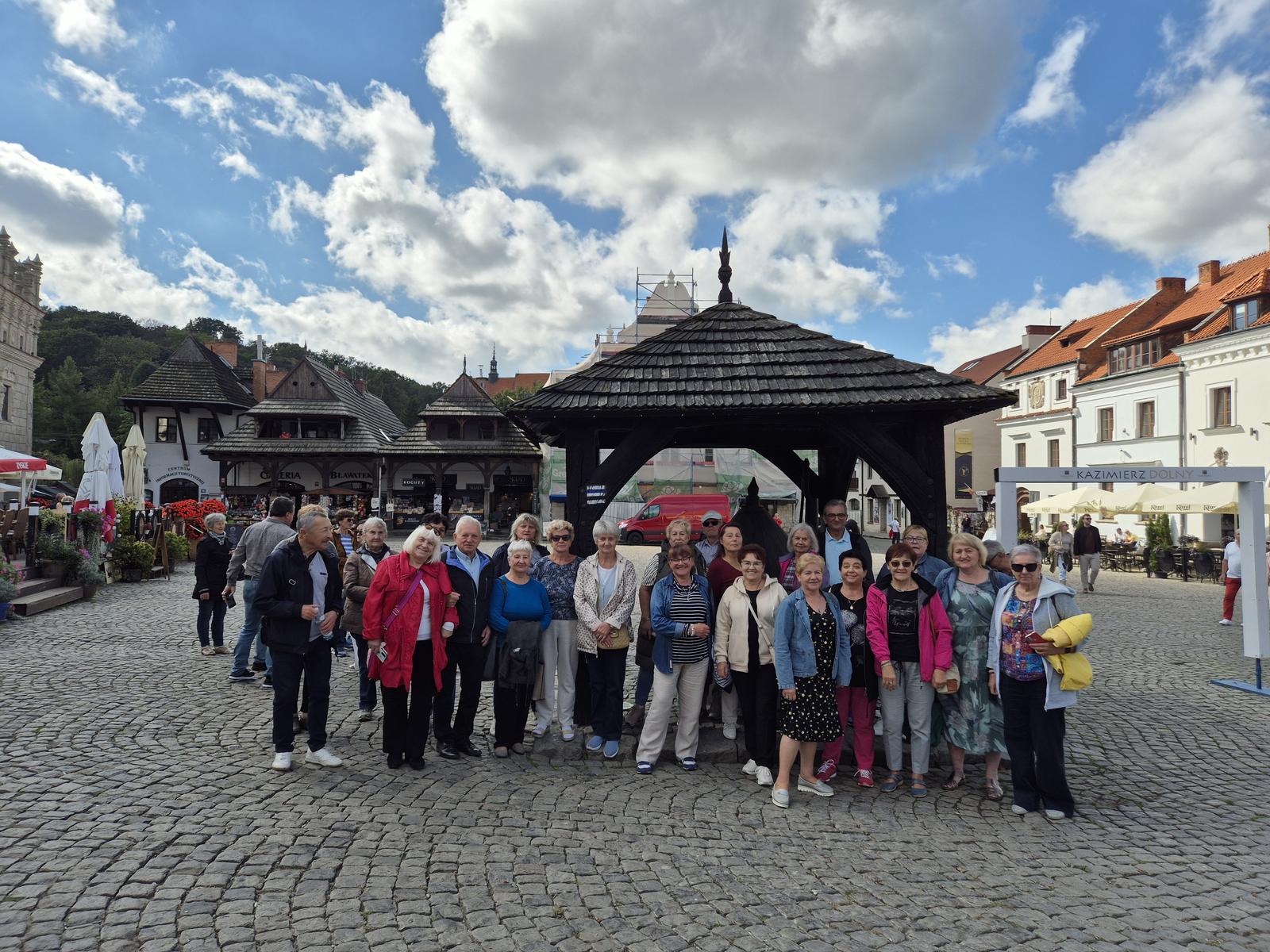 Seniorzy na rynku w Kazimierzu Dolnym