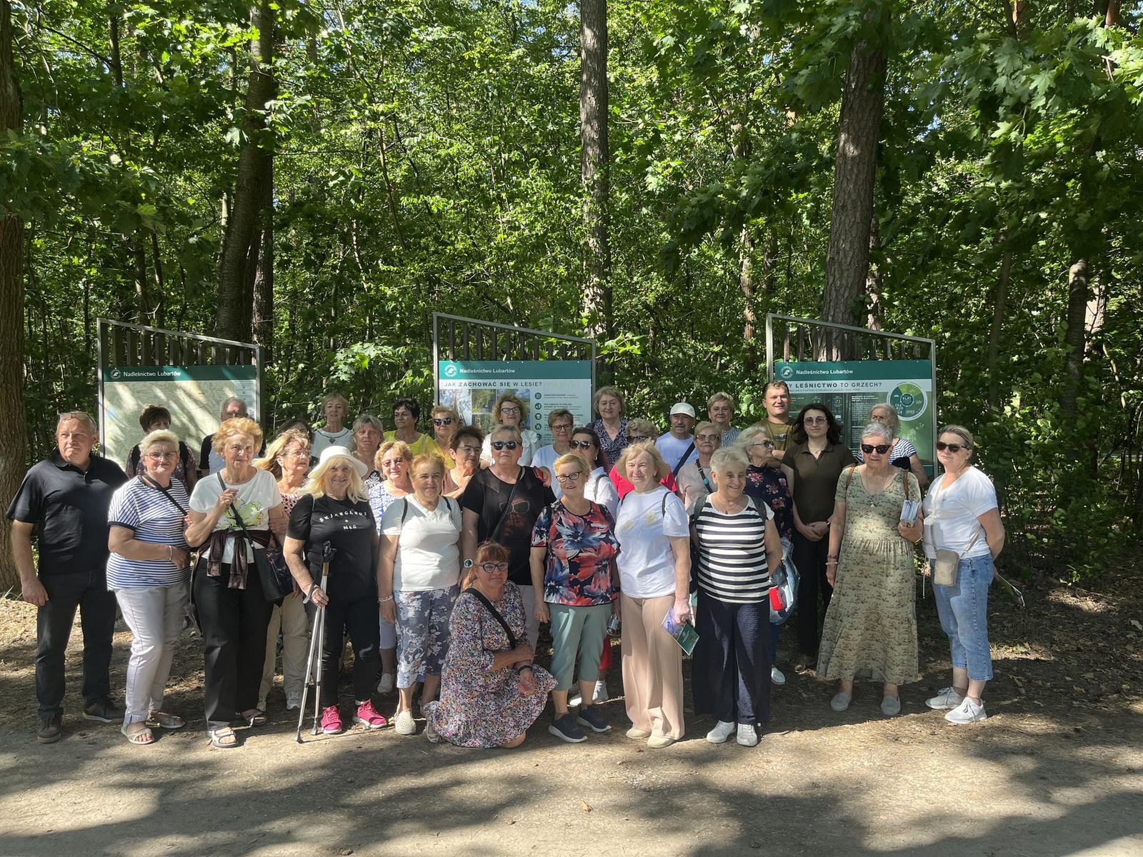 Grupa seniorów na leśnej ścieżce edukacyjnej